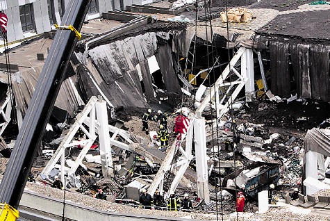 Los equipos de rescate trabajan entre los escombros del Máxima<br>