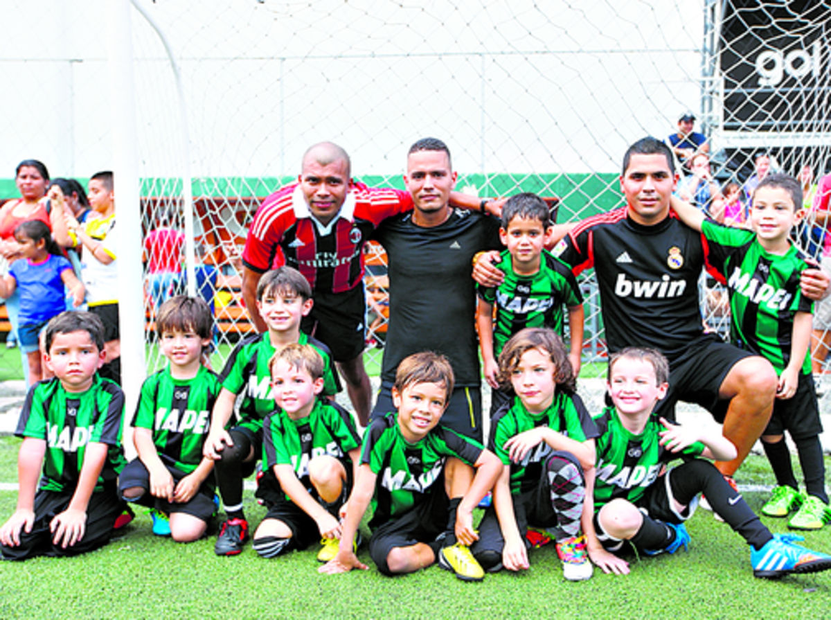 Daniel Mateo Feliu posa muy alegre con sus compañeros de equipo, además de sus instructores. (Anayansi Gamez)
