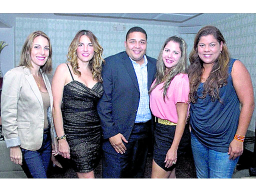 2. Essie Mastellari, Carmen Marin, Iván Marin, Susana Alvarado y Giulianna Buonanno.