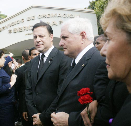 <p>El presidente Martinelli y el vicepresidente Varela acompañaron a los familiares hasta la cremación.</p>