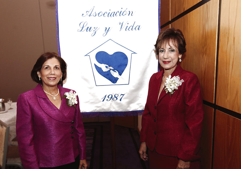 Rebeca de Velásquez, presidenta saliente, junto a Hifalia Brid, presidenta entrante. (Abel Rodríguez)