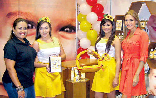 <p>Kathya Zelaya y Gabriela Moreno en compañía de las azafatas de Burt´s Bees.</p>