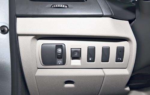 <p>Funcional. Cuenta con controles para el depósito de combustible, las luces y el maletero. </p>