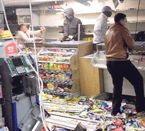 <p>Saquean un comercio.</p>