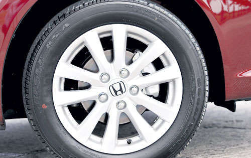 <p>Atractivos. Lleva 5 rines de lujo (incluye repuesto) de 16".</p>
