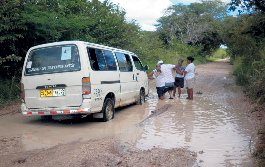 <p>Averías. Los pocos autos del sector no pueden transitar.</p>