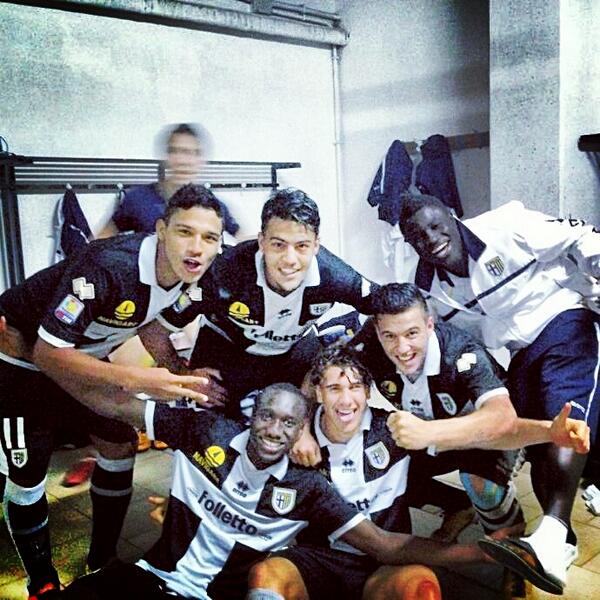 Jorman Aguilar, celebrando su anotación con sus compañeros de equipo.Foto/Cortesía.<br>