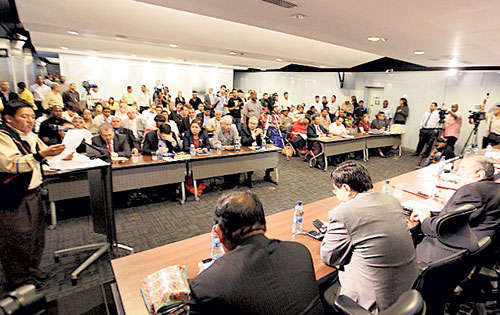 <p>Calma. Ayer la reunión se desarrolló de forma más fluida, en comparación al primer día.</p>