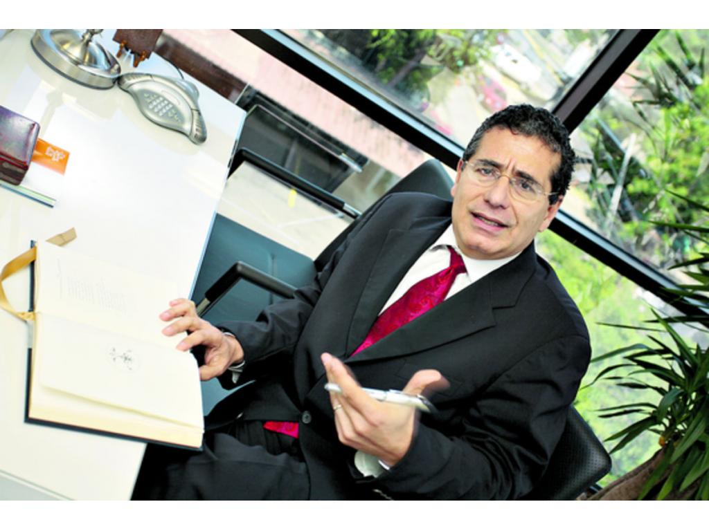 Ramón Fonseca Mora no va a declarar al respecto. Aunque él es el representante legal de la empresa, estos asuntos se manejan a nivel corporativo. Se va a enviar un comunicado que es la posición de Mossack Fonseca & CO., fue la respuesta de sus asistente
