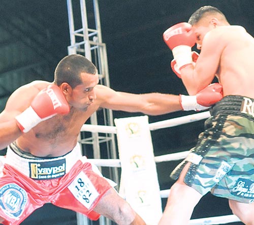 <p>Marca. Jonathan Barros (i) tiene récord de 32-1-1-18 KOs.</p>