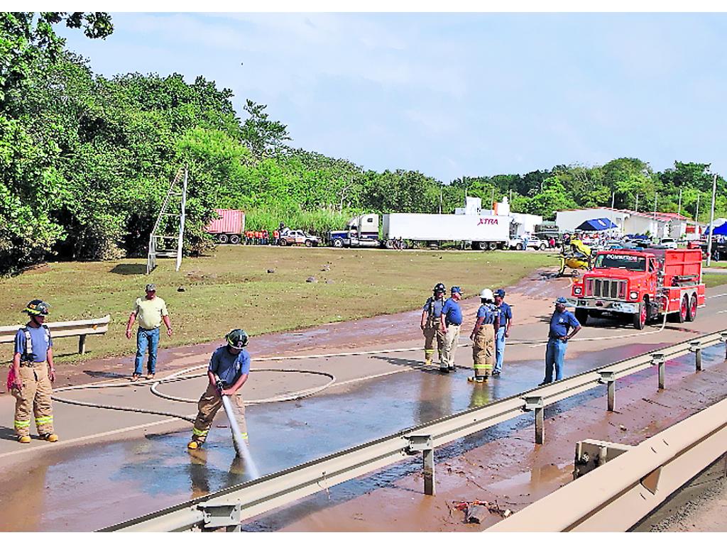Limpieza. El Cuerpo de Bomberos de Panamá procedió a la limpieza de la Interamericana para su apertura parcial.(Gilberto Soto)