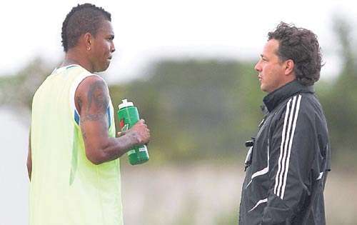 <p>Dedicado. Nelson (izq.) con uno de sus entrenadores.</p>