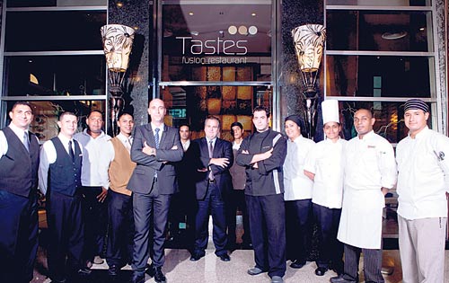 <p> Personal en pleno del nuevo restaurante. </p>