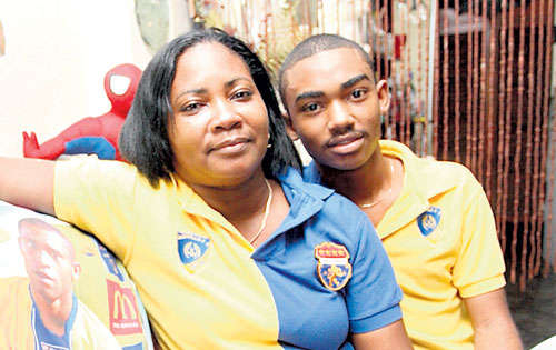 <p>Hermano. La señora Patricia junto a unos de sus hijos, Jonathan de la Rosa.</p>