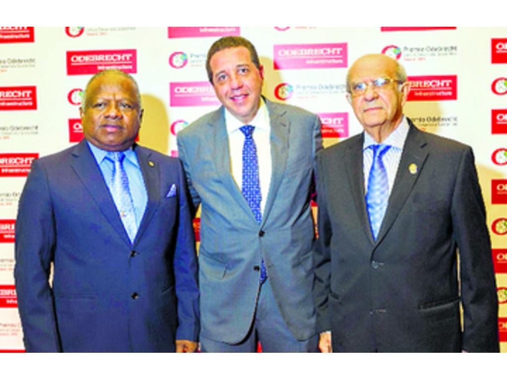 5. Helmuth Obilcnick, Minerva Gómez y Artur Barreiros.
