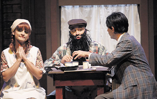 <p>En la granja. Margaret, el granjero y Richard Hannay. </p>