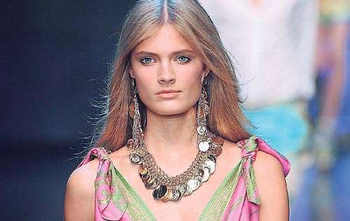 <p> La propuesta es combinar prendas con estampados llenos de color.</p>
