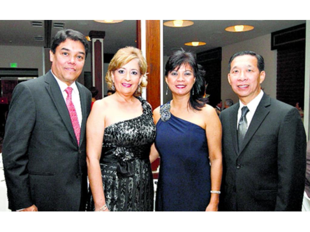 5. Donal Lee, Jeanethe de Lee, Jenny de Chew y Rolando Chew.