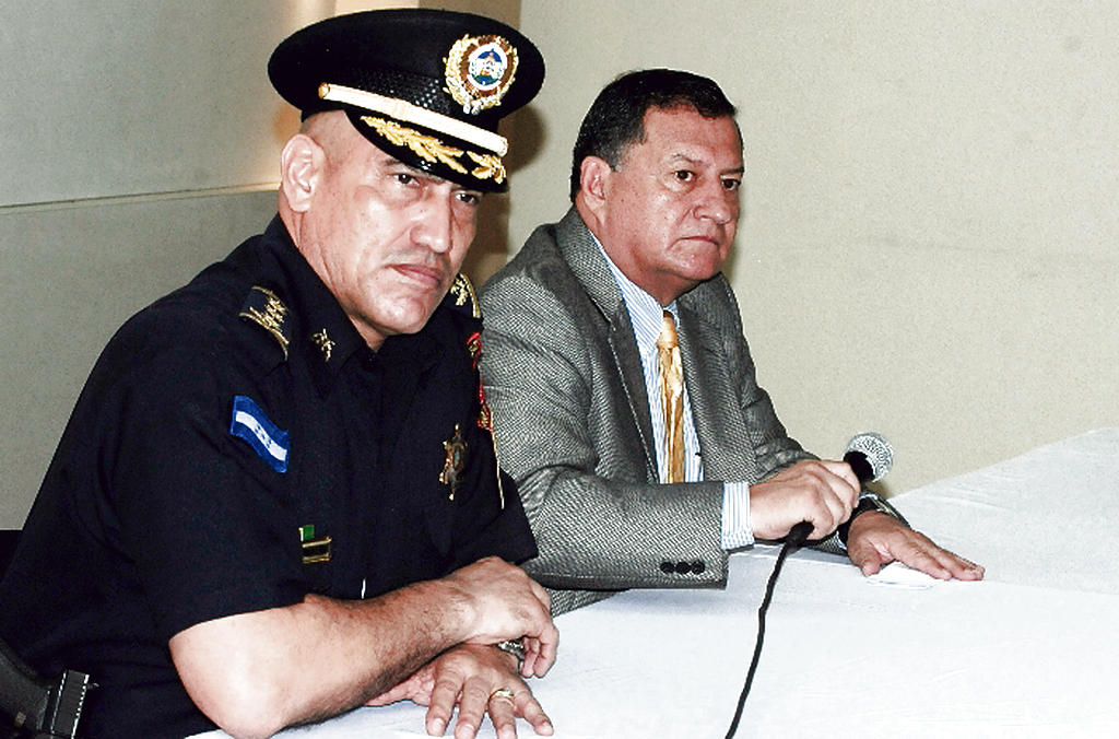 Director de la Policía Nacional Juan Carlos Bonilla y el ministro de Seguridad, Pompeyo Bonilla.(EFE)
