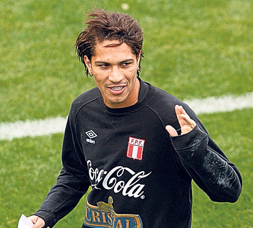<p>Peligroso. Paolo Guerrero espera marcar en este choque.</p>