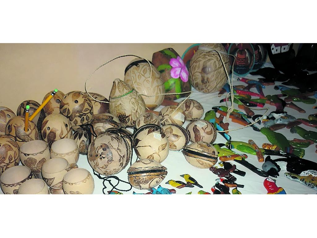 Variedad. Vilma dispone de pulseras, bolsas y collares.(Cortesía.)