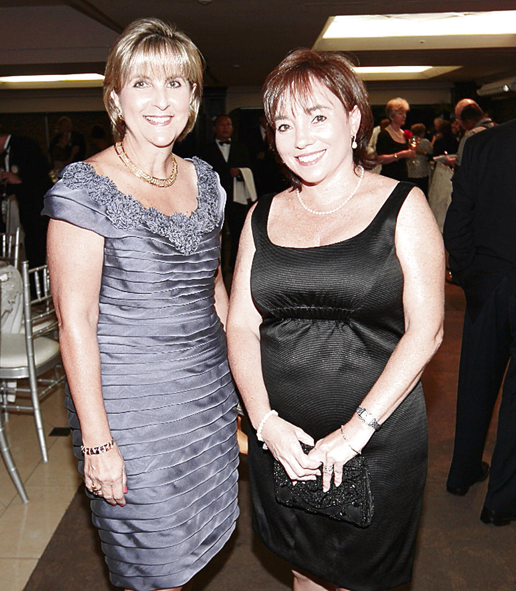 Tessy de Fernández y María Elena de Sedas.()