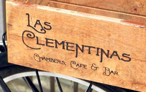 <p>Las Clementinas esconde múltiples recovecos en sus instalaciones, que no solo albergan el restaurante, sino también un elegante hotel; ambos ubicados en la Calle 11 del Casco Antiguo, cercanos a la Avenida B.</p>