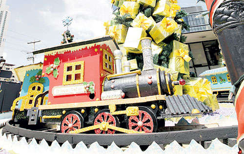<p>Alegorías. Muchas instituciones decoran sus instalaciones.</p>