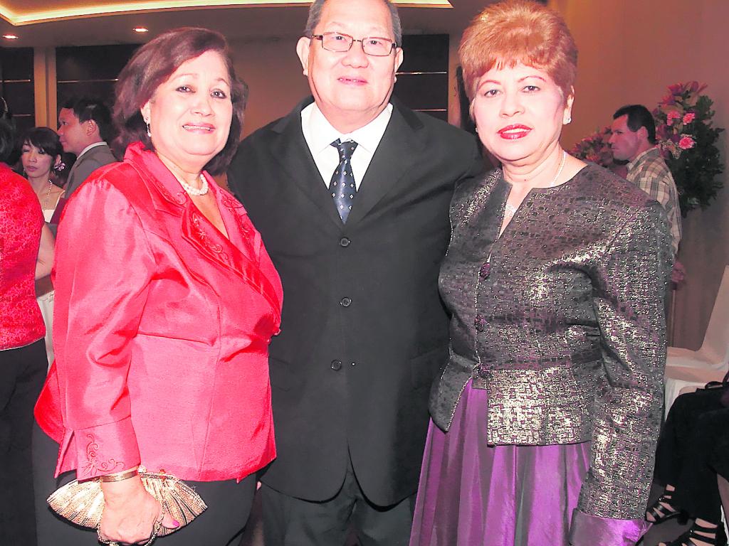Gloria de Chen, Bolívar Chen, Zia Elena Lee.()