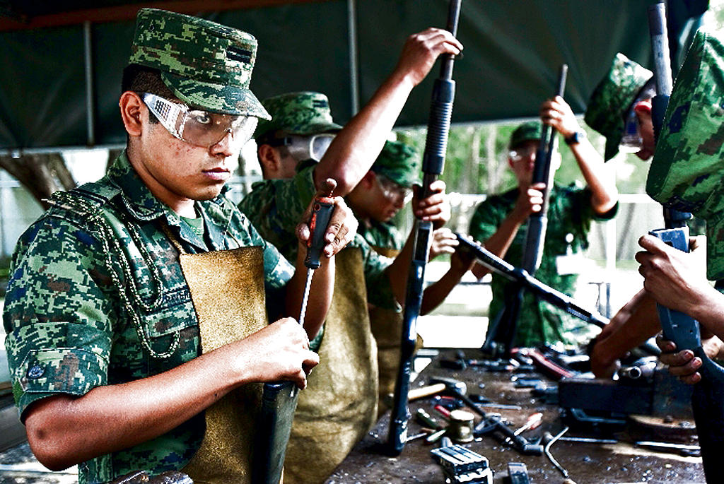 Trabajo. Desmontan las armas decomisadas al narcotráfico.(BLOOMBERG)