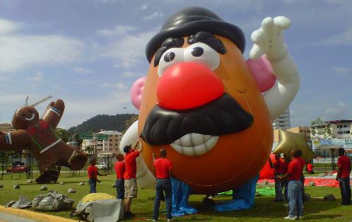 Horas antes iniciaban los preparativos para el desfile. Foto/Victor Arosemena.<br>