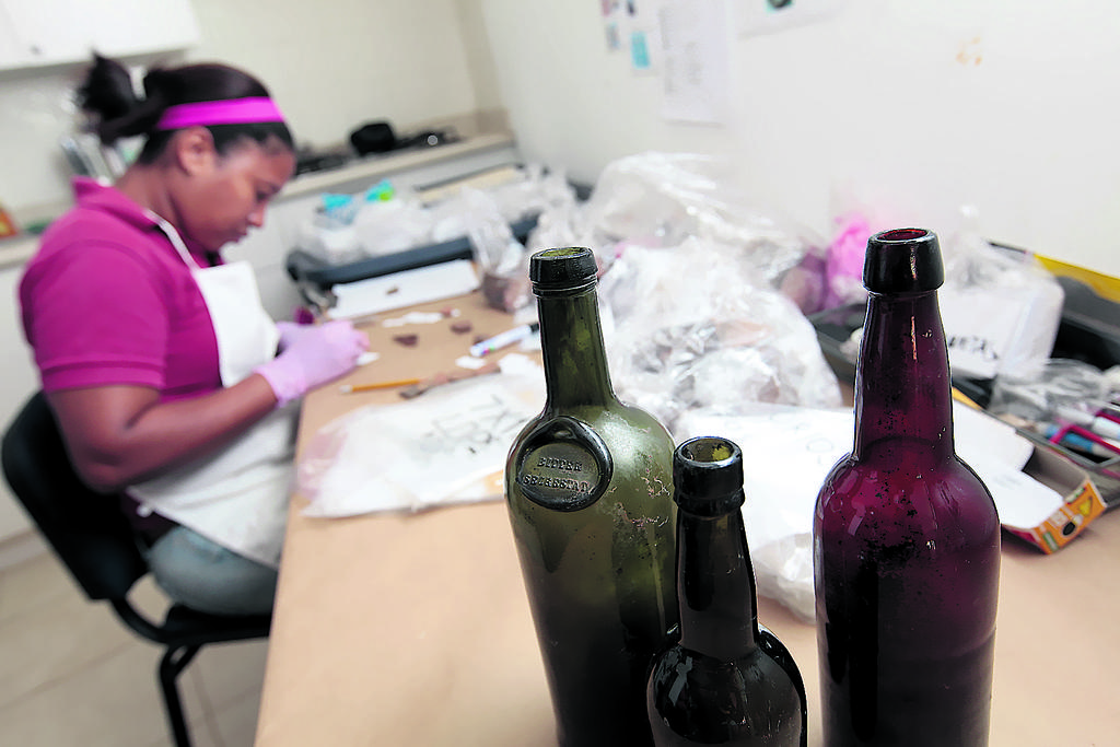 Artículos. Botellas de vino que se tomaba en la época.(Noriel Gutiérrez)