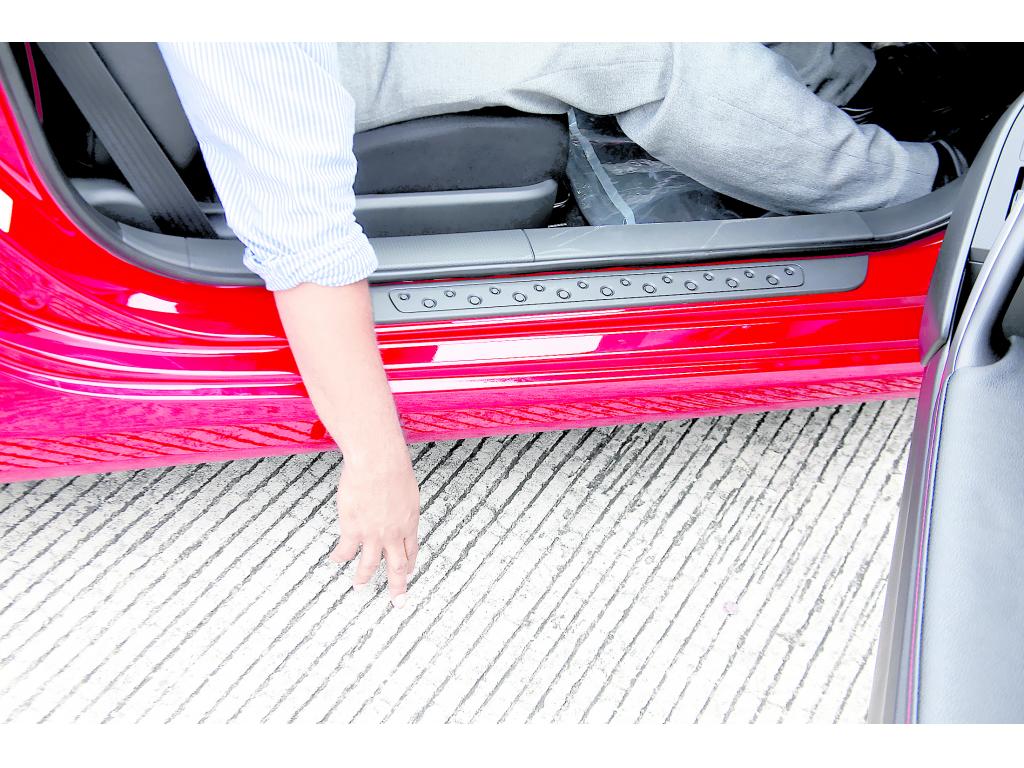 Ventaja El auto es más bajo que un sedán normal, lo que es ventajoso al transitar en curvas. ()