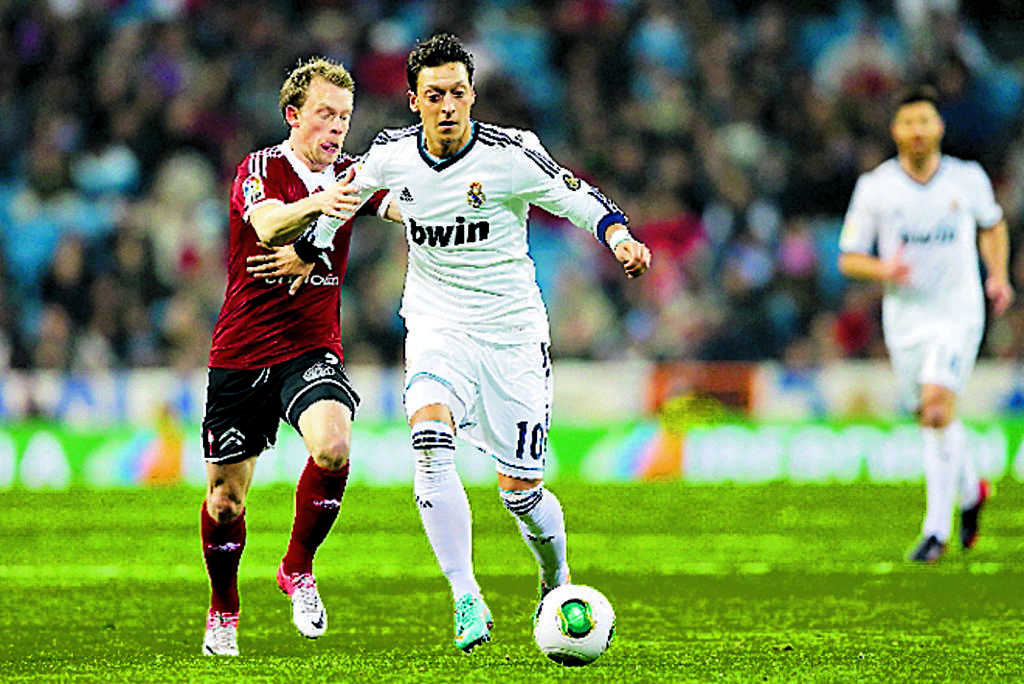 Figura. El alemán Mesut Özil (10) conduce la pelota.(AP)