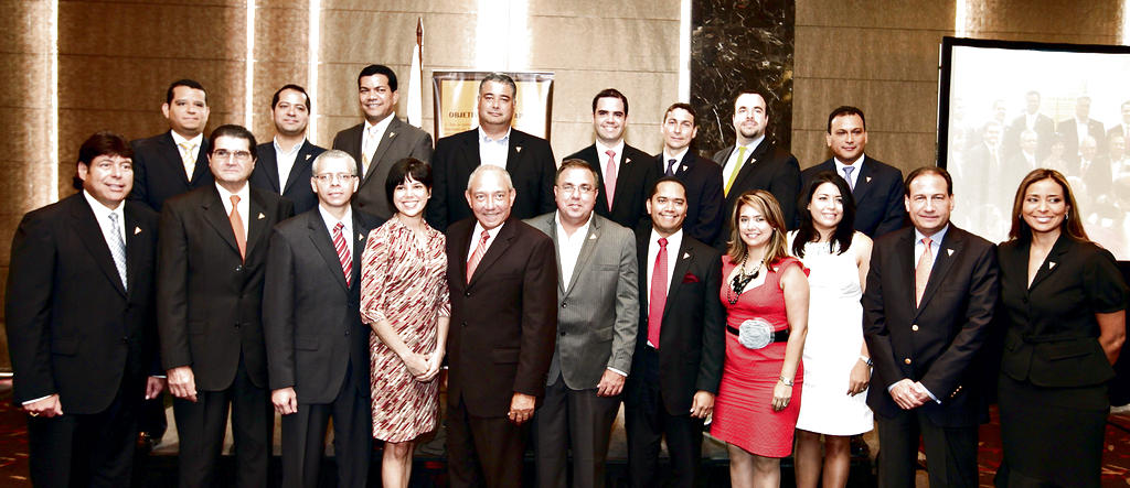 Foto oficial con los nuevos miembros de Asociación Panameña de Ejecutivos de Empresa.()