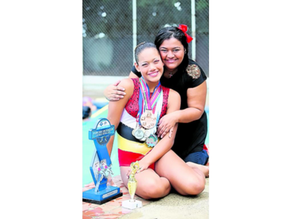 Madre e hija, contentas por sus logros.(Anayansi Gámez)