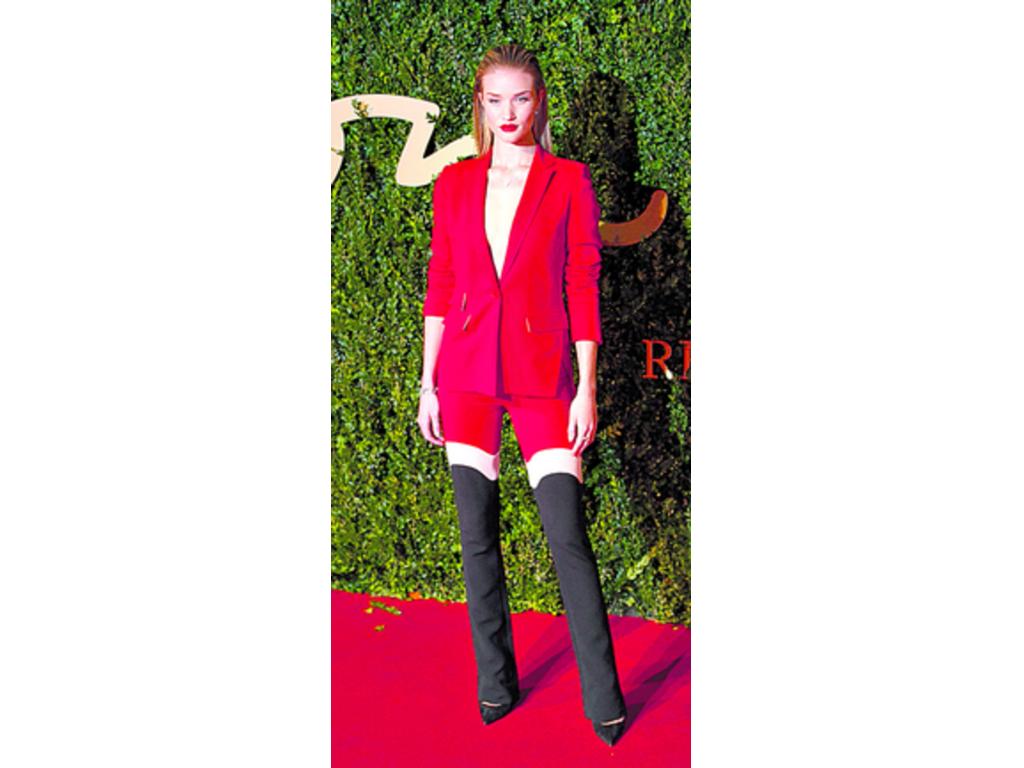 Sustituyó el vestido por un traje pantalón de Antonio Berardi y bicolor en rojo y negro. El efecto que hace el cambio de color hizo parecer que llevaba botas.(Rosie Huntington)