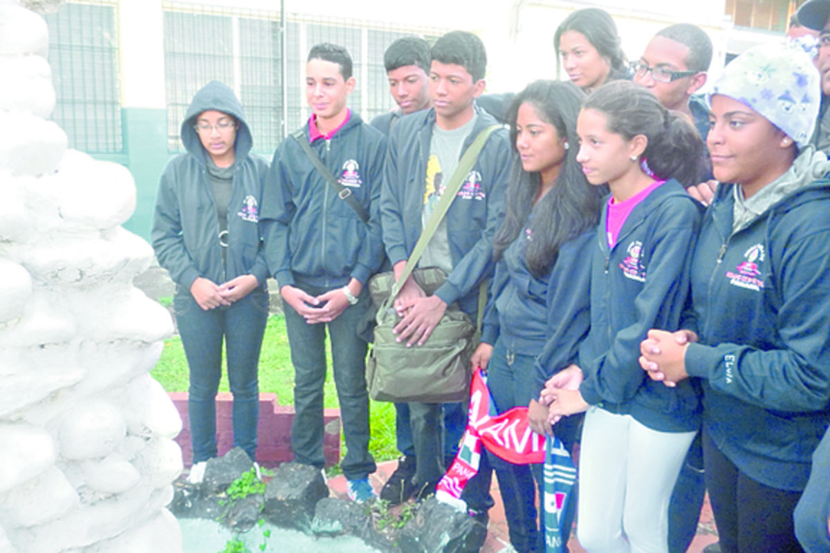 Los estudiantes chitreanos elevaron una plegaria antes de partir.(Thays Domínguez )