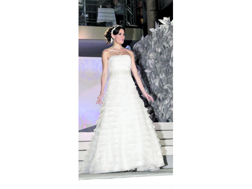 Esta jovencita prefirió un vestido sencillo, que a la vez se veía muy elegante. El modelo strapless se adueñó de la noche. Este diseño viene con capas delgadas que adornan desde la cintura hasta los tobillos.