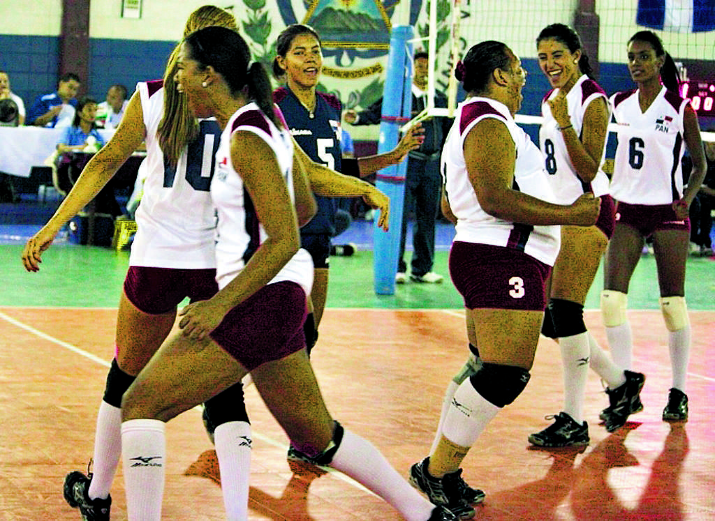 Alegría. El equipo panameño celebra el triunfo.(Cortesía pinolerosport.com)
