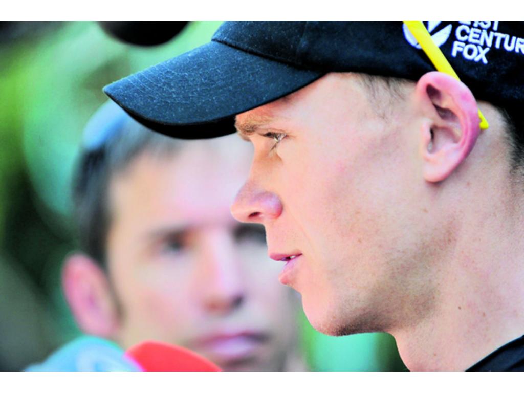 Alberto Contador (dcha.), del Saxo Tinkoff, cruza la línea de meta.(EFE)