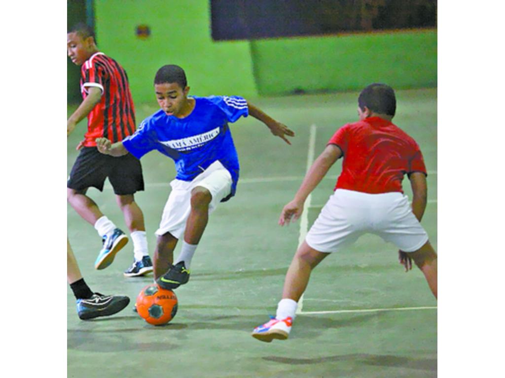 El jugador busca guiar a su equipo al ataque.(Anayansi Gamez)