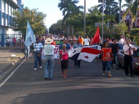El Frente Amplio por Colón se desplaza en estos momentos en una marcha por las principales calles de esta provincia. Foto/Delfia Cortez..<br>