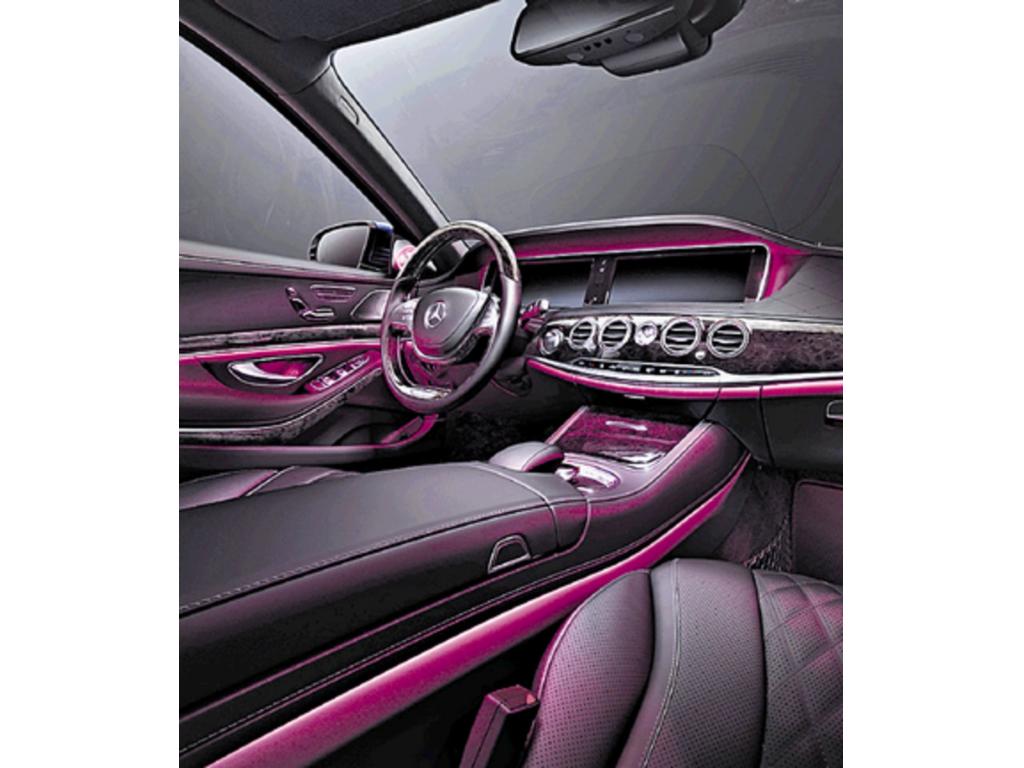 Su iluminación interior impresiona y va acorde con el equipamiento del carro. ()
