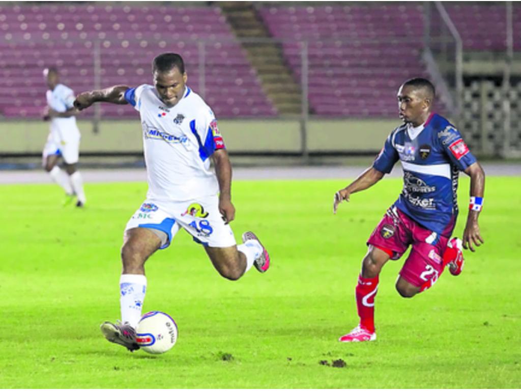 Paul Cordero (izq.), mediocampista del Árabe Unido, otro de los equipos que busca firmar hoy su clasificación a la siguiente fase.(Anayansi Gamez)