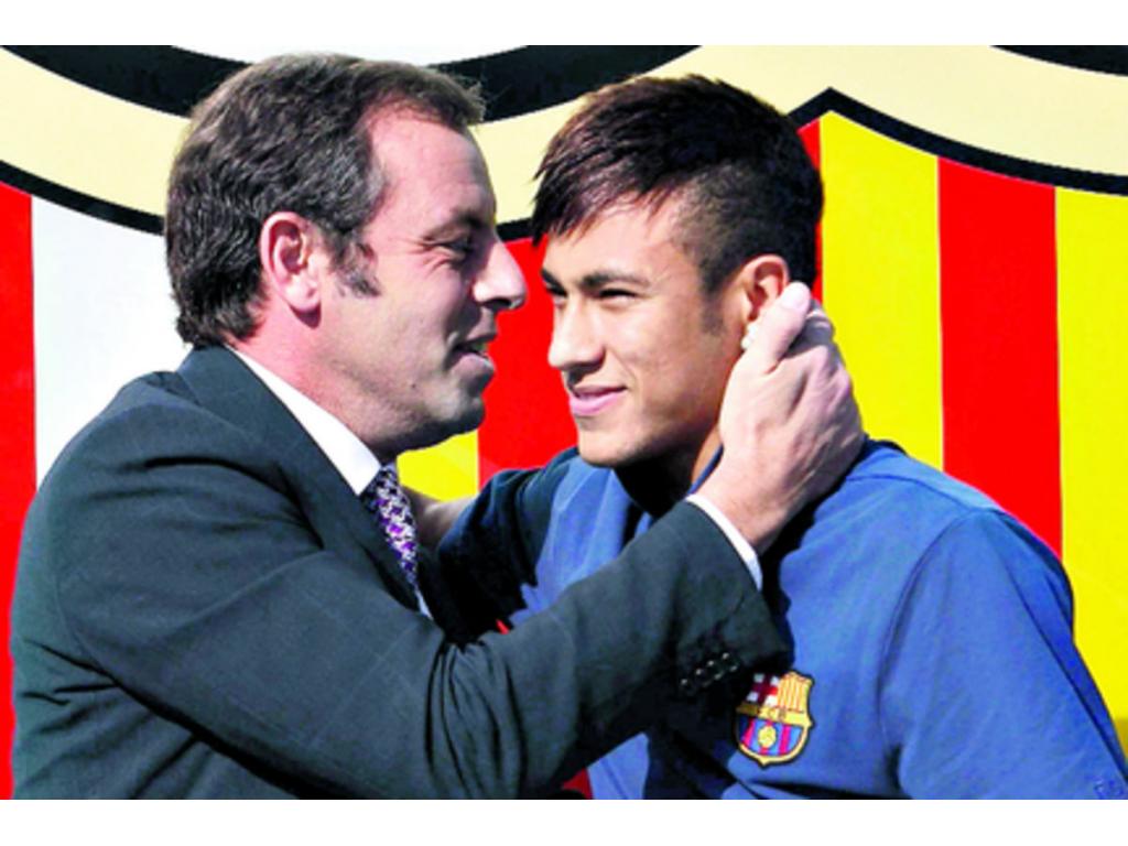 El nuevo jugador del Barcelona también atendió a los medios.(EFE)