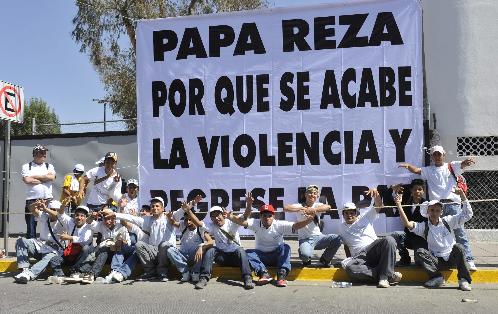 Jóvenes esperan hoy, a lo largo del camino que recorrerá el papa Benedicto XVI. Foto/EFE<br>