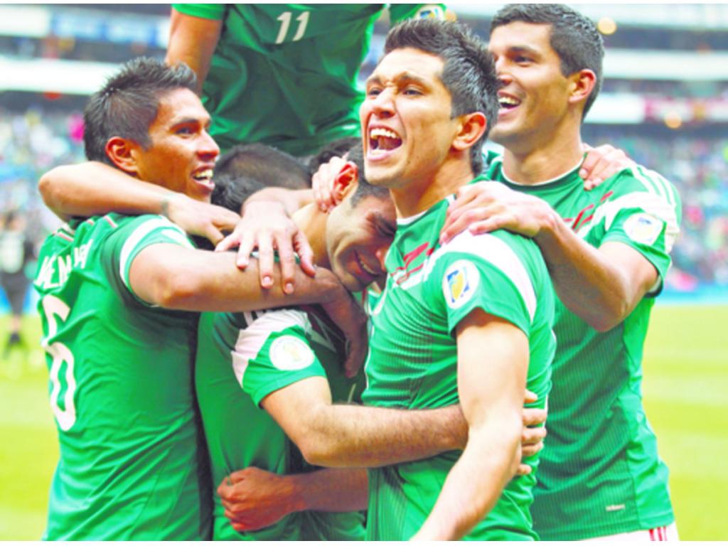 Rafael Márquez, centro, es felicitado por sus compañeros, después de anotar uno de los tantos del triunfo mexicano sobre Nueva Zelanda.(AP)
