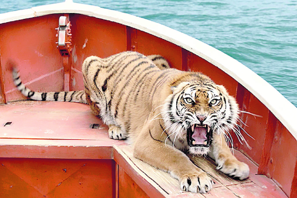 Naufragio. En dicho accidente solo sobreviven un joven, gran conocedor de animales, y un tigre de Bengala.()