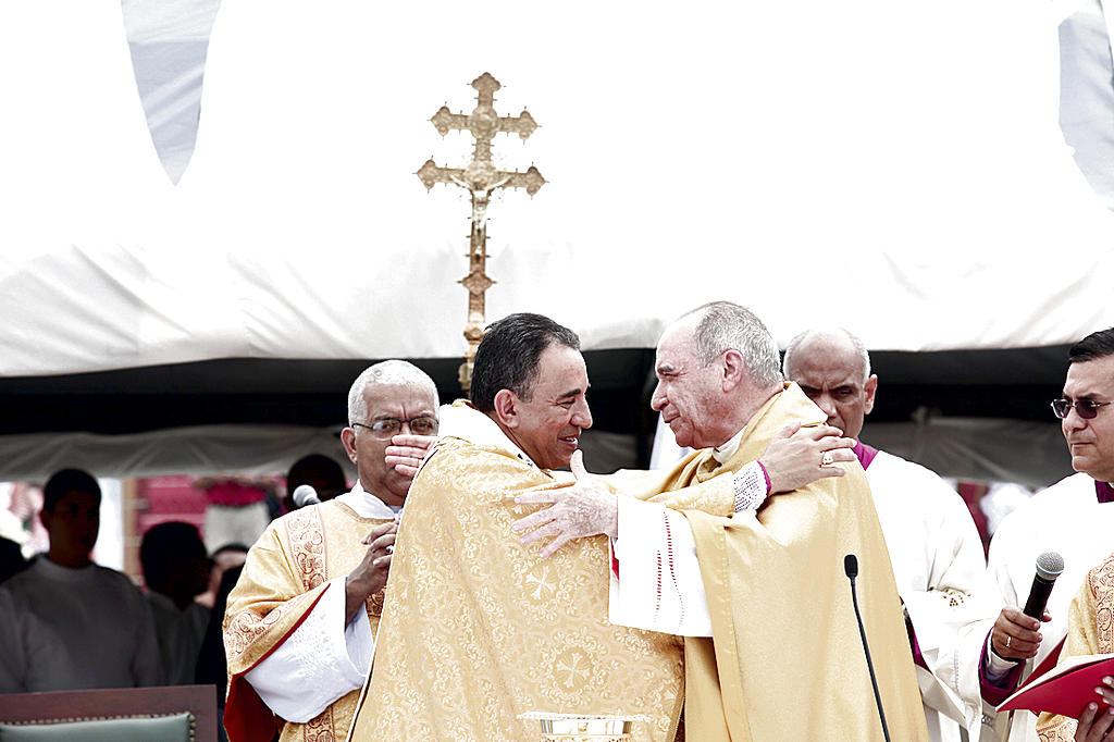 Saludo. El abrazo de Ulloa y el cardenal López Rodríguez.(Noriel Gutiérrez)